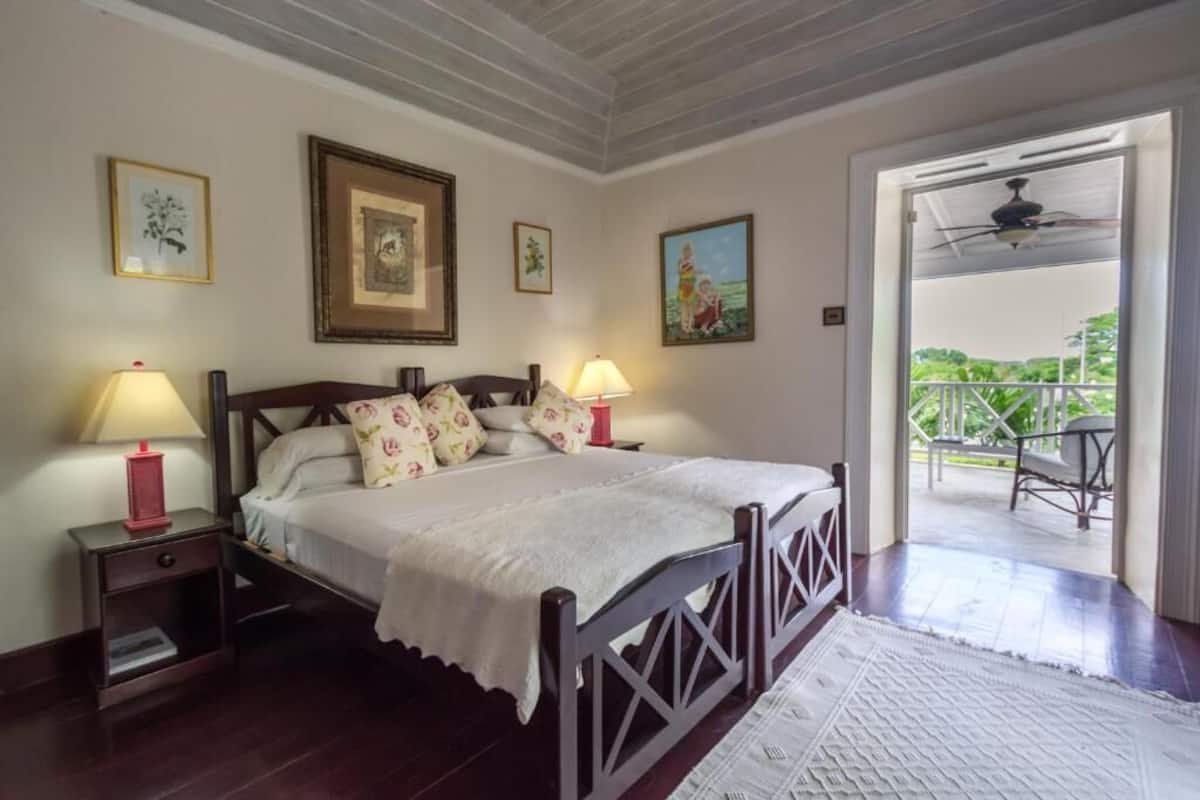 1 habitación, sistema de insonorización y tabla de planchar con plancha 