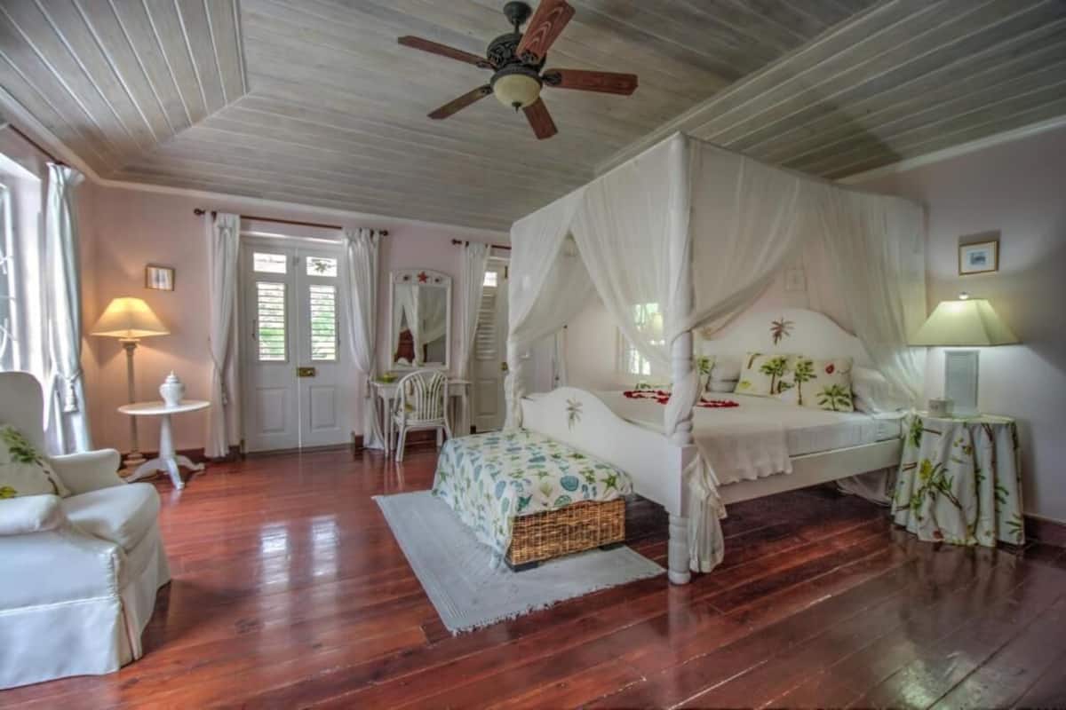 1 habitación, sistema de insonorización y tabla de planchar con plancha 