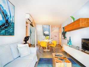 TV - Beachstyle Penthouse by Hello Homes Sitges (Sitges)