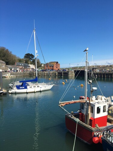 Beau bungalow ensoleillé près de Rock, grand jardin sécurisé, charmant intérieur moderne