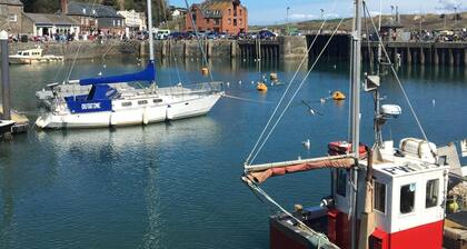 Beau bungalow ensoleillé prÚs de Rock, grand jardin sécurisé, charmant intérieur moderne