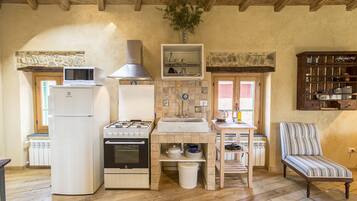 Een koelkast, een microgolfoven, een oven, een kookplaat