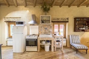 Réfrigérateur, micro-ondes, four, plaque de cuisson