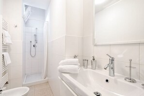 Dusche, Haartrockner, Handtücher