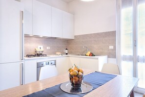 Fridge, oven, stovetop, toaster - Polo Universitario, a modern house near the University of Florence by Mmega (Firenze)