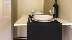 Dining - Cardosas Stylish Apartment (N11) (Oporto)