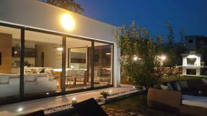 Outdoor dining - Luxury Villa In Split, Few Minutes To Center, Beaches, Shopping, Sport Courts (Split)