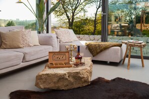 Property grounds - Luxury Villa In Split, Few Minutes To Center, Beaches, Shopping, Sport Courts (Split)