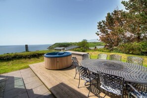 Outdoor dining - Beautiful holiday home with hot tub, just a walk away from Talland beach... (Looe)