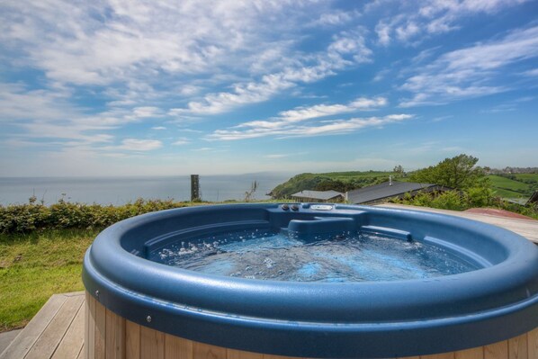 Outdoor spa tub - Beautiful holiday home with hot tub, just a walk away from Talland beach... (Looe)