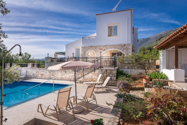La belle piscine et son pool-house