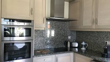 Kühlschrank, Ofen, Herdplatte, Geschirrspüler