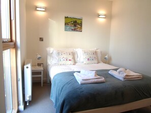 3 bedrooms, internet - This wonderfully light open-design, pet friendly house overlooks the charming natural pool and is cl (Looe)