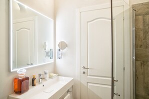Dusche, Haartrockner, Bidet, Handtücher