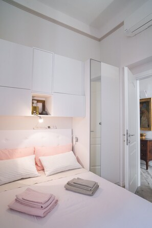 2 Schlafzimmer, Schreibtisch, schallisolierte Zimmer