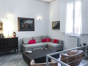 TV connectée, livres, médiathèque, chaîne hi-fi