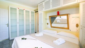 A hotel room with a bed, a mirror, and a wardrobe. - Villa with large garden and pool Alqueria BB 4 Pers (Denia)