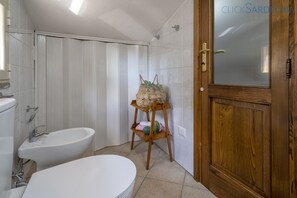 Doccia, asciugacapelli, bidet, asciugamani