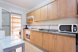 Frigorifero, microonde, forno, piano cottura