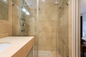 Dusche, Haartrockner, Handtücher, Toilettenpapier