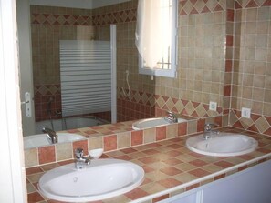 Bathtub, hair dryer