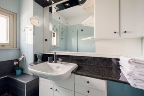 Shower, hair dryer, bidet, towels