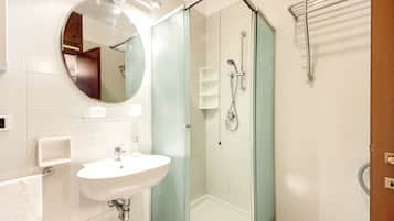 Douche, sĂšche-cheveux, bidet, serviettes fournies