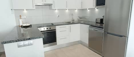 Refrigerador, microondas, horno, placa de cocina