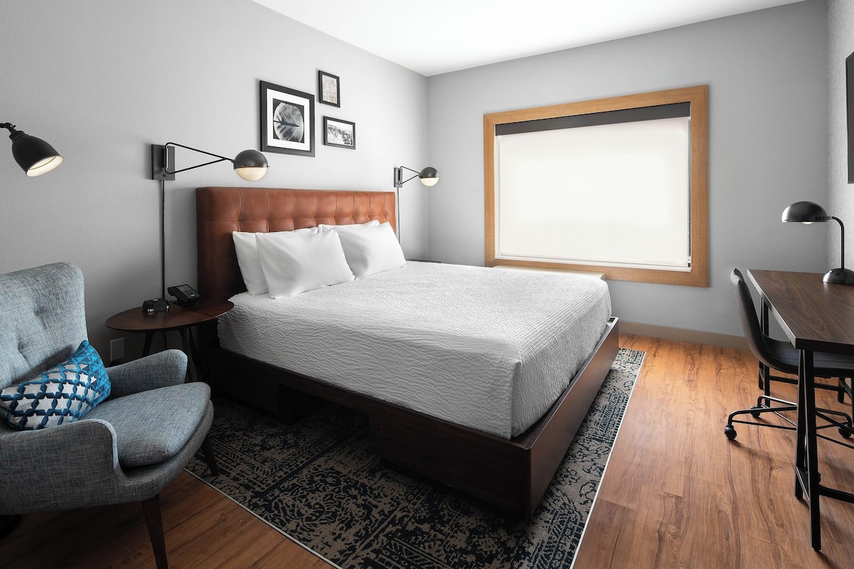 Zimmer, 1 King-Bett (Mobility/Hearing Access, Roll-In Shwr) | Hochwertige Bettwaren, Daunenbettdecken, Pillowtop-Betten, Zimmersafe