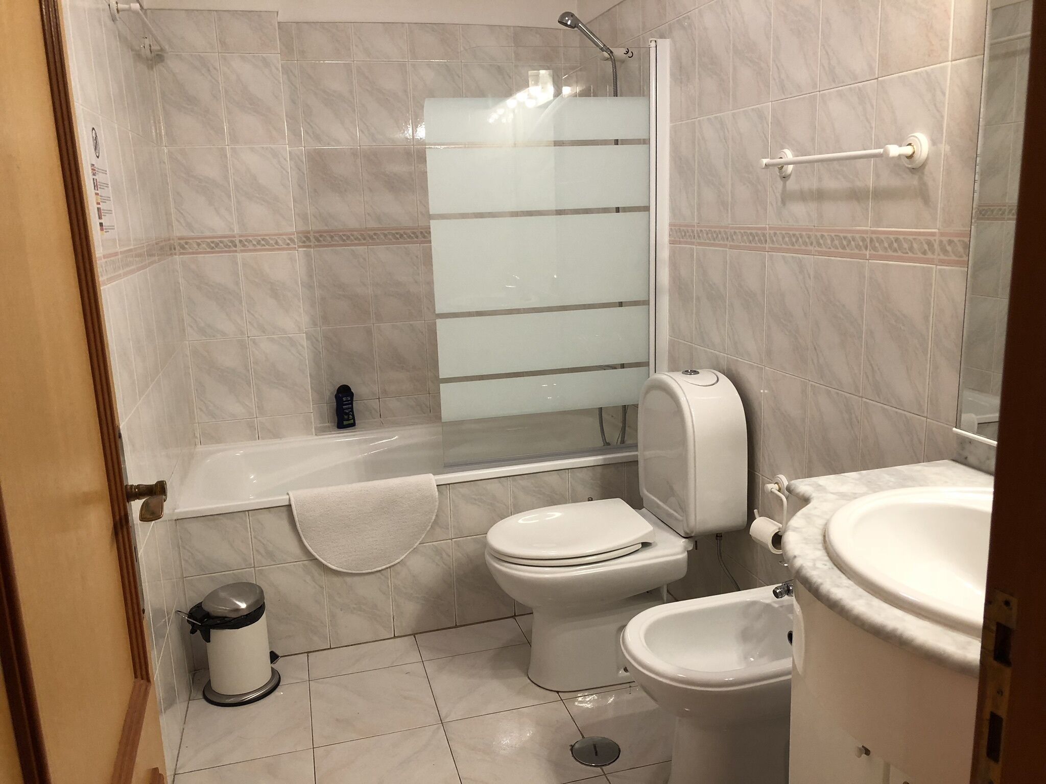 Duschwanne, Haartrockner, Bidet, Handtücher