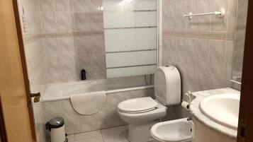 Duschwanne, Haartrockner, Bidet, Handtücher