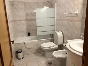 Ensemble douche/baignoire, sèche-cheveux, bidet, serviettes fournies