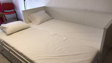 3 bedrooms, desk, iron/ironing board, free WiFi