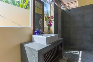Ensemble douche/baignoire, sèche-cheveux, serviettes fournies