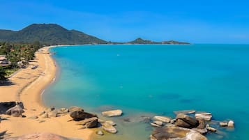 PĂ„ stranden, solstolar och strandhanddukar