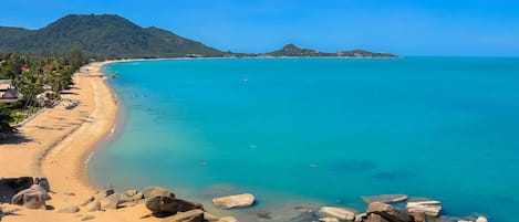 Sulla spiaggia, lettini da mare, teli da spiaggia