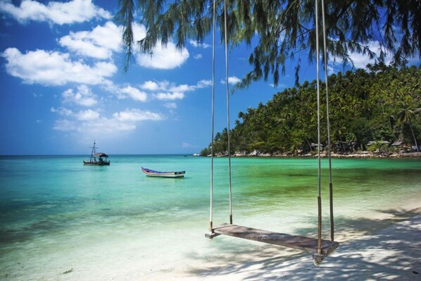 在海滩、沙滩椅、沙滩毛巾