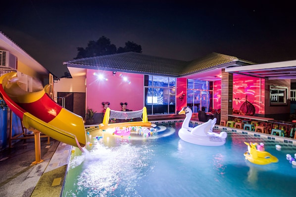 Lasten leikkialue ulkona