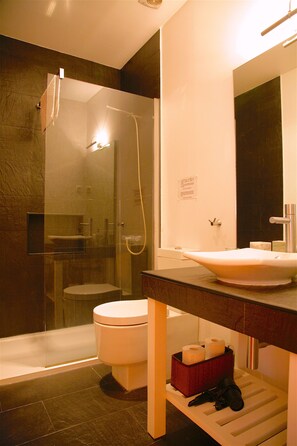 Shower, hair dryer, towels, soap - Apartment to rent  in the historical centre of Lisbon, in the Bairro Alto, in Santa Catarina (Lisboa)