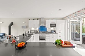 Refrigerador, horno, parrilla de estufa y lavavajillas 