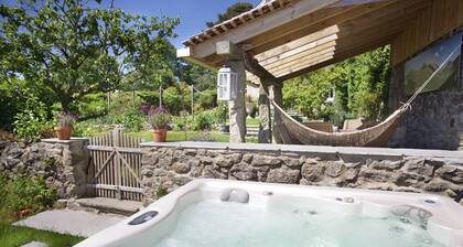 Devon Holiday Home with large garden, hot tub, Sleeps 9. Dartmoor. England