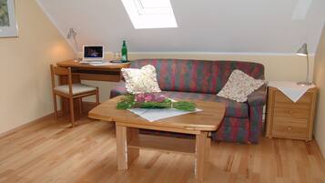 Single Room | Living area | Flat-screen TV