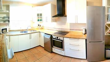 Jääkaappi, mikroaaltouuni, uuni, liesi