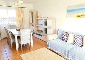 Smart-TV, DVD-spiller og bøker