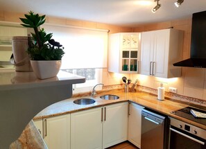 Kjøleskap, mikrobølgeovn, ovn og kokeplater