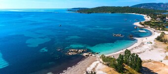 Bella villa nel parco con alberi a 10 minuti a piedi dalla spiaggia