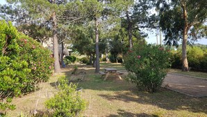 A park with picnic tables, trees, and a playground. - Beautiful villa in park with trees 10 minutes walk from the beach (Porto-Vecchio)