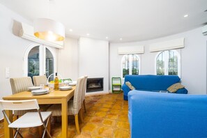 Televisión y chimenea