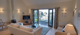 Beautiful holiday home, just a walk away from Talland beach...
