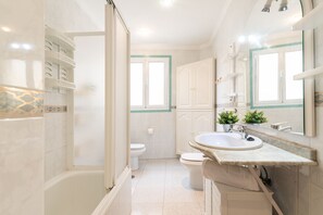 Tina, secadora de cabello, bidet, toallas